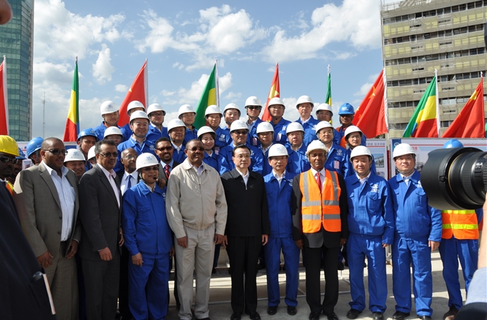 2014年5月5日 国务院总理李克强（右五）、埃塞俄比亚总理海尔马里亚姆（右六）与中国中铁埃塞轻轨员工合影