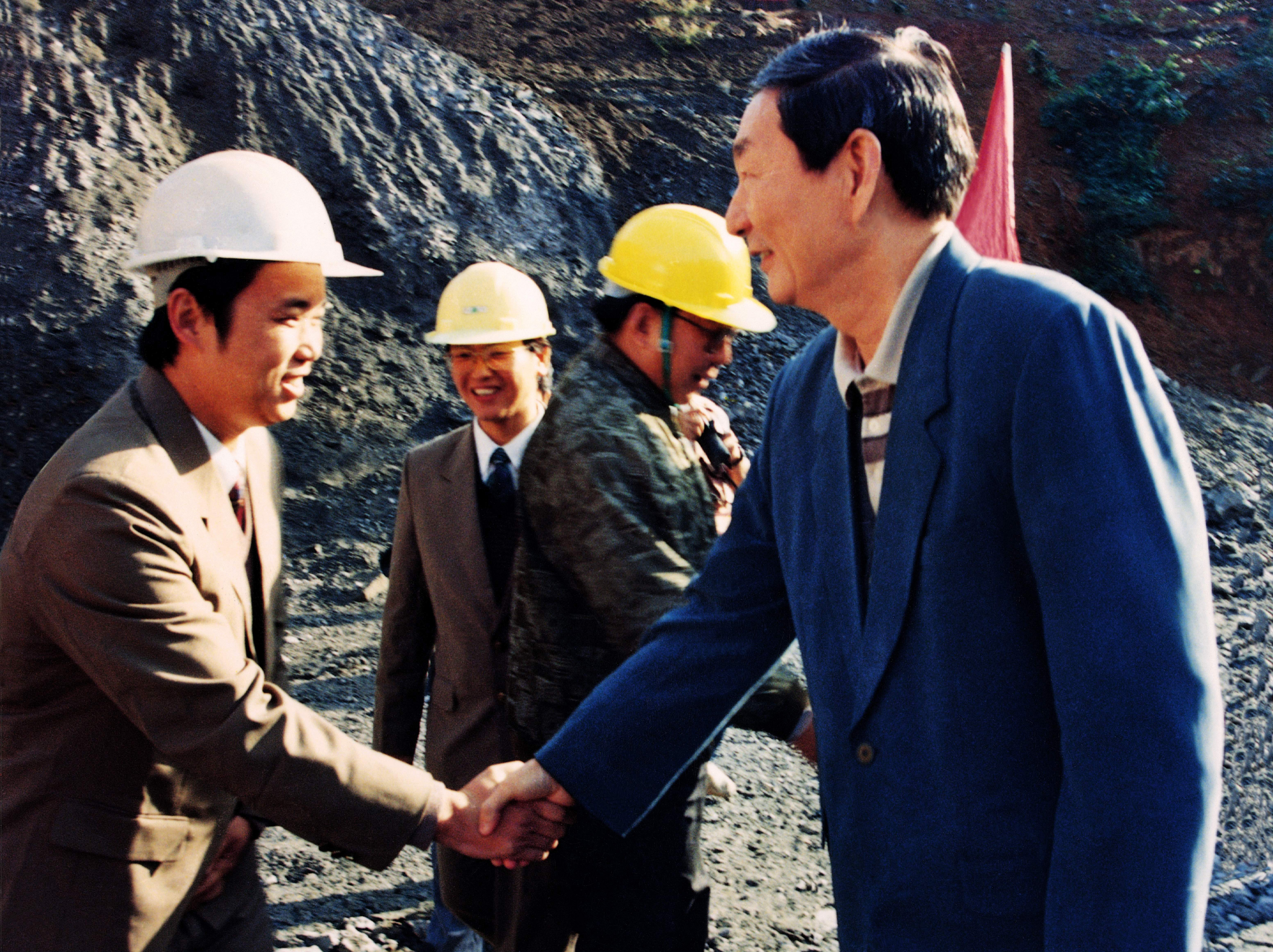 7.1995年11月15日，时任国务院副总理朱容基视察公司承建的南昆铁路工地，并与公司员工亲切握手。